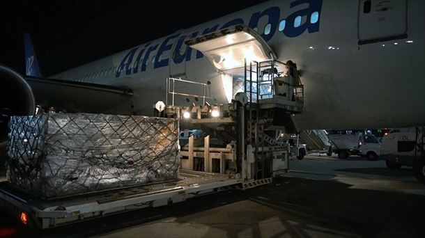 El cargamento de mascarillas, en el aeropuerto de Madrid