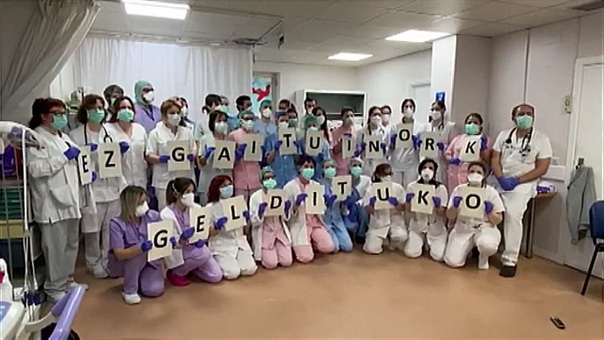 Trabajadores y trabajadoras de Urgencias del hospital Txagorritxu de Vitoria-Gasteiz, cantando.