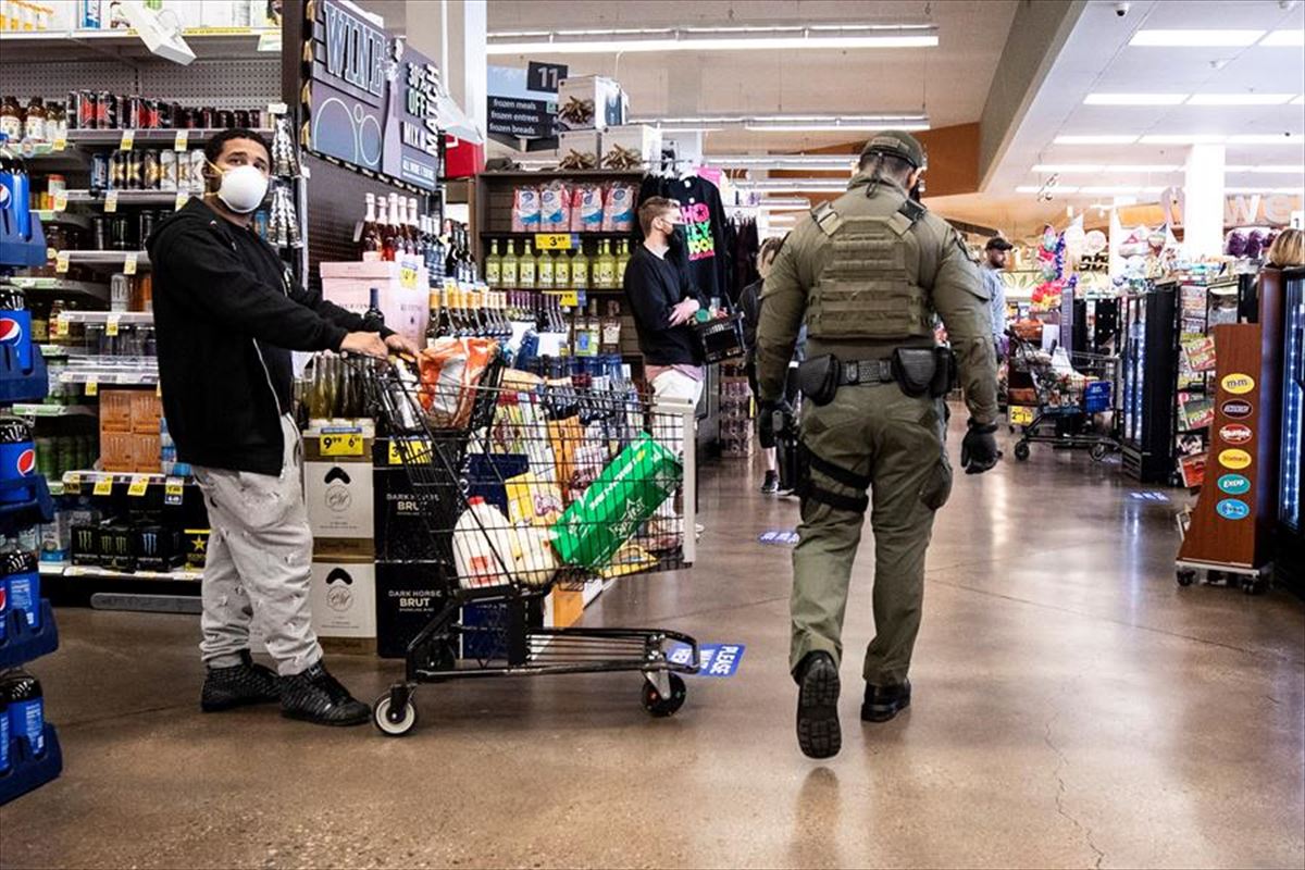Un policía recorre una supermercado de Los Ángeles