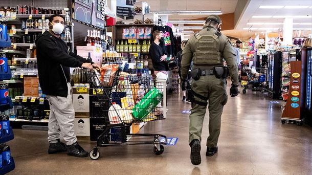 Un policía recorre una supermercado de Los Ángeles