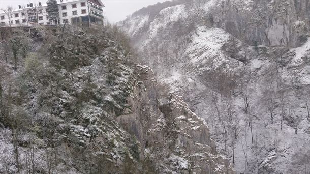 Imagen de Arantzazu con nieve