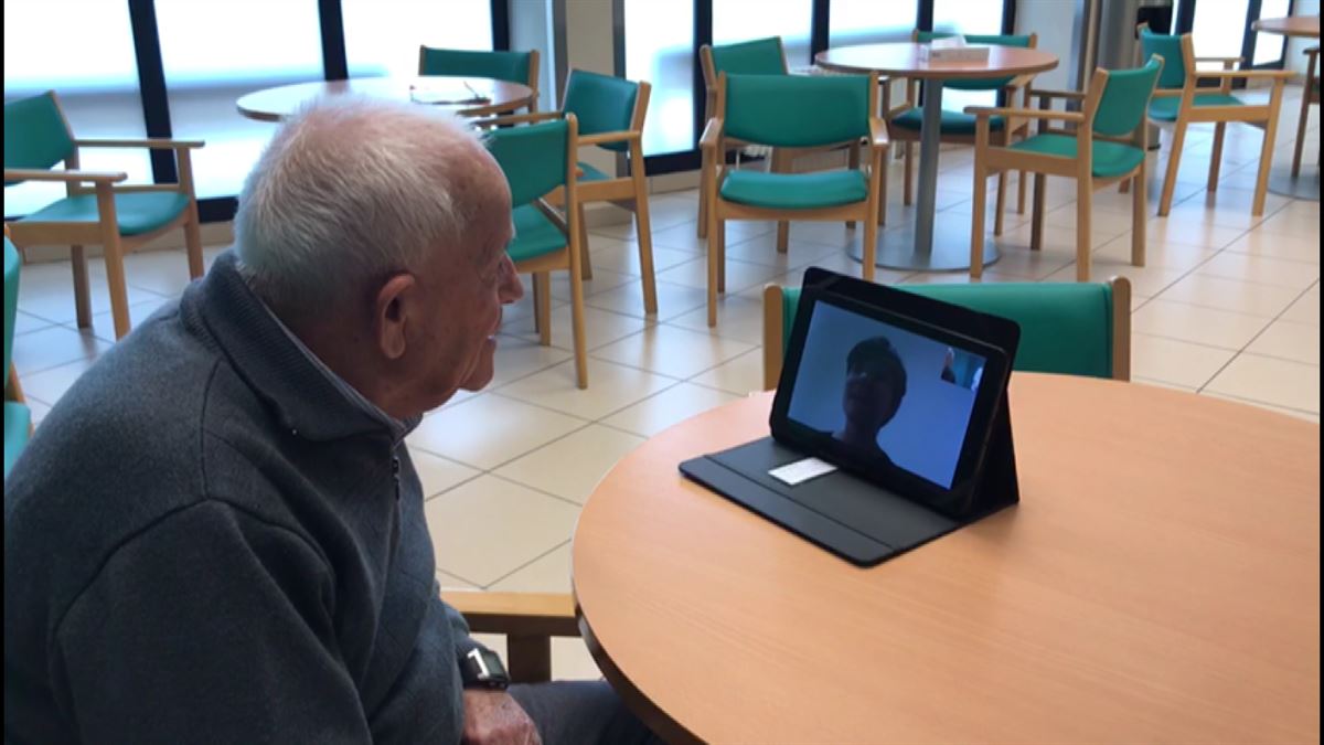 Un hombre hablando con otra persona por Skype