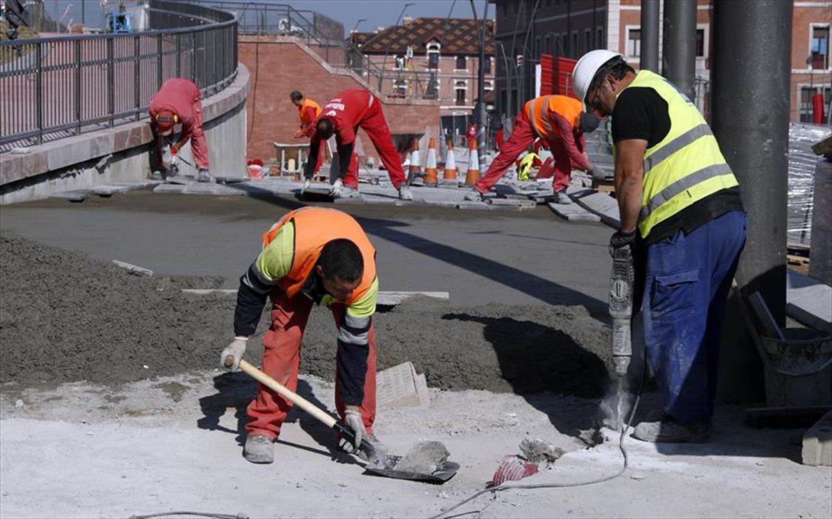 Un grupo de trabajadores urbanizando una calle en Bilbao.