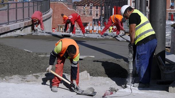 Un grupo de trabajadores urbanizando una calle en Bilbao.