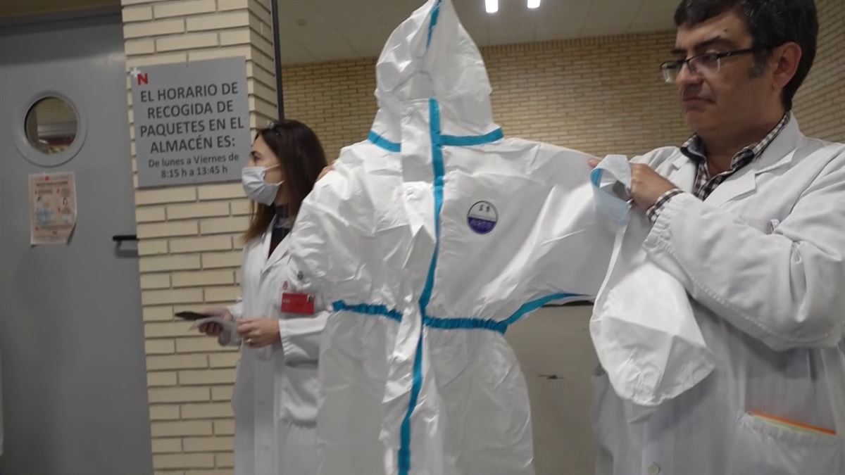 Profesionales sanitarios mostrando material de protección contra la covid en Tudela. Foto: EFE