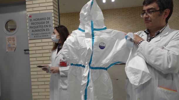 Profesionales sanitarios mostrando material de protección contra la covid en Tudela. Foto: EFE