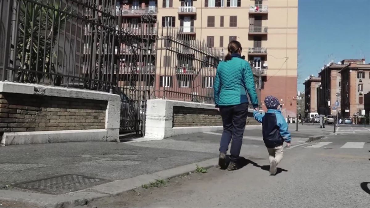 Una mujer con un niño en la calle