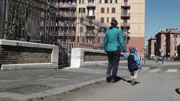 Una mujer con un niño en la calle