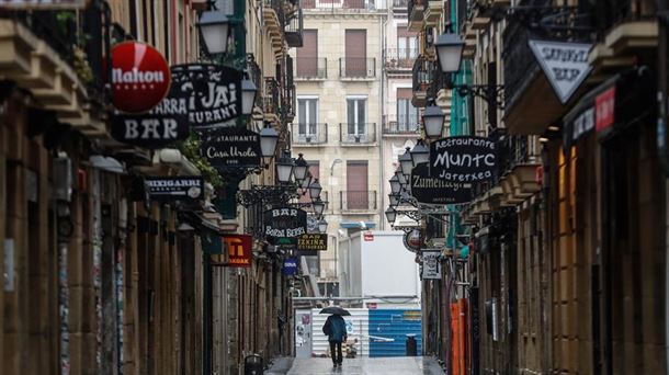 Donostiako Parte Zaharrean dauden establezimenduak, itxita.