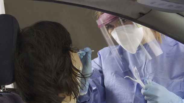 Una enfermera tomando una muestra para hacer la prueba del coronavirus