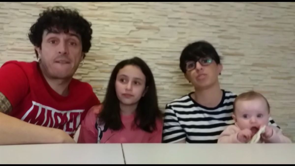 Miguel Rojas y Ariane Moya con sus hijos / EiTB