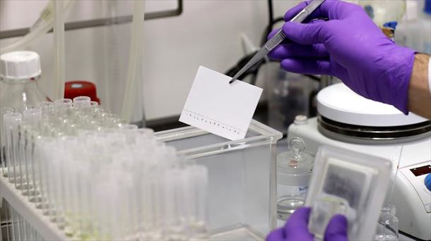 Científicos trabajando en un laboratorio.