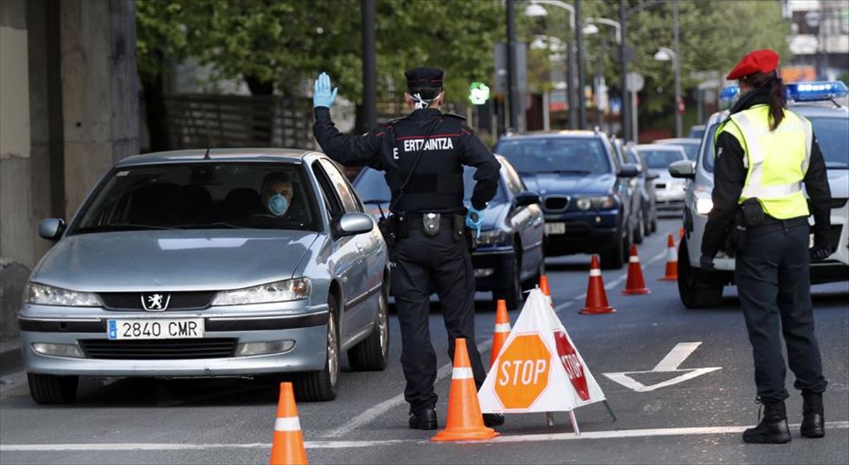 Agentes de la ertzaintza y de municipales de Bilbao, realizan un control en carretera