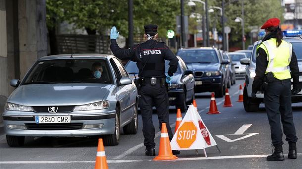 Agentes de la ertzaintza y de municipales de Bilbao, realizan un control en carretera