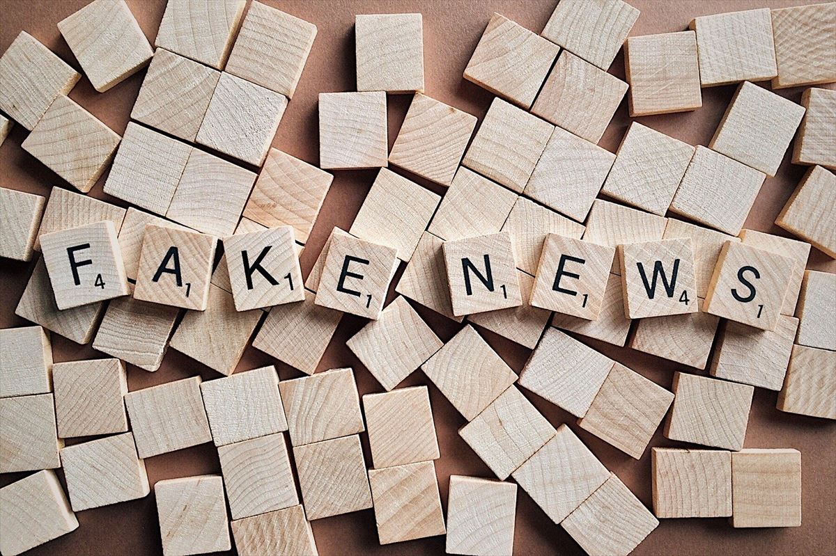 Fake News hitza formada Scrabble-eko piezekin eratuta.