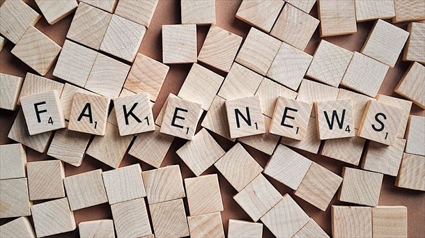 Fake News hitza formada Scrabble-eko piezekin eratuta.