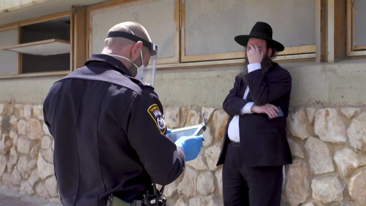 Policía israelí y un judío ultraortodoxo. Foto: EiTB