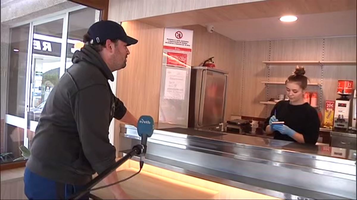 Un transportista, pidiendo comida en Navarra.