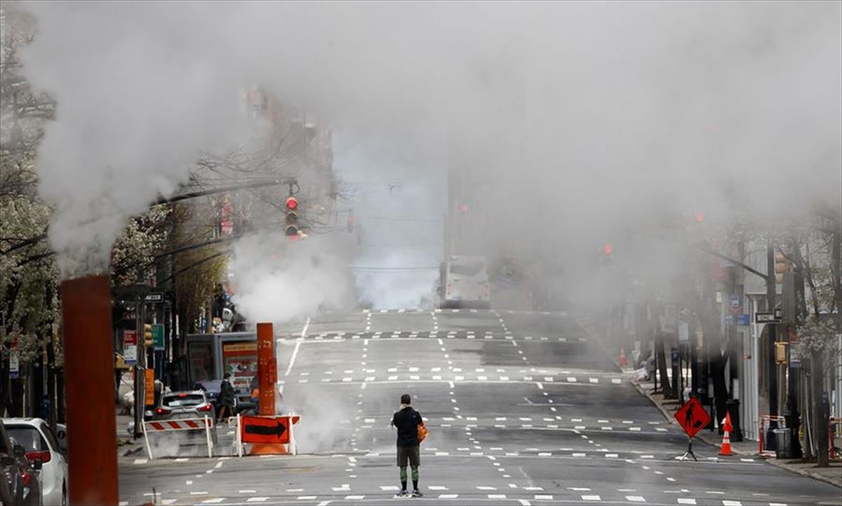 Imagen de una persona en Nueva York, epicentro de la epidemia