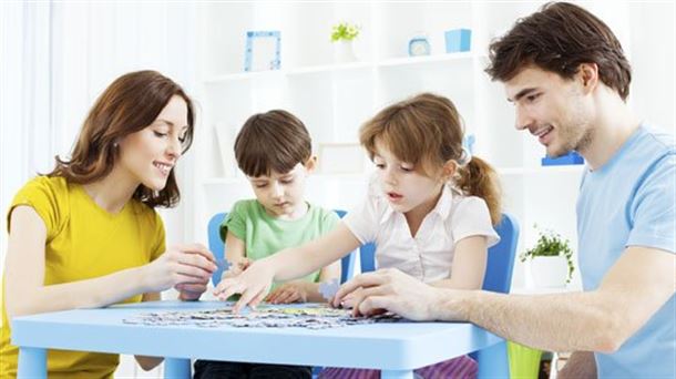 Familia jugando en casa                                                                             