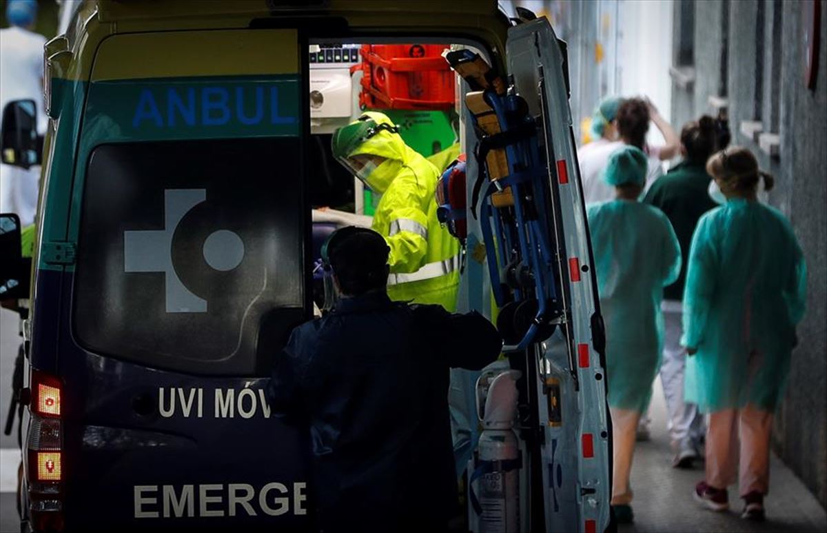 Una ambulancia llega al Hospital Donostia.