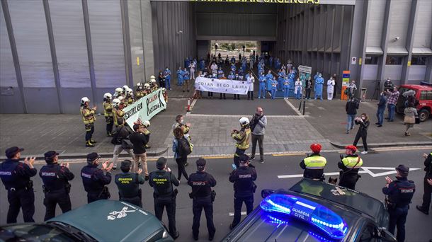 Concentración en homenaje a la sanitaria fallecida. Foto: EFE