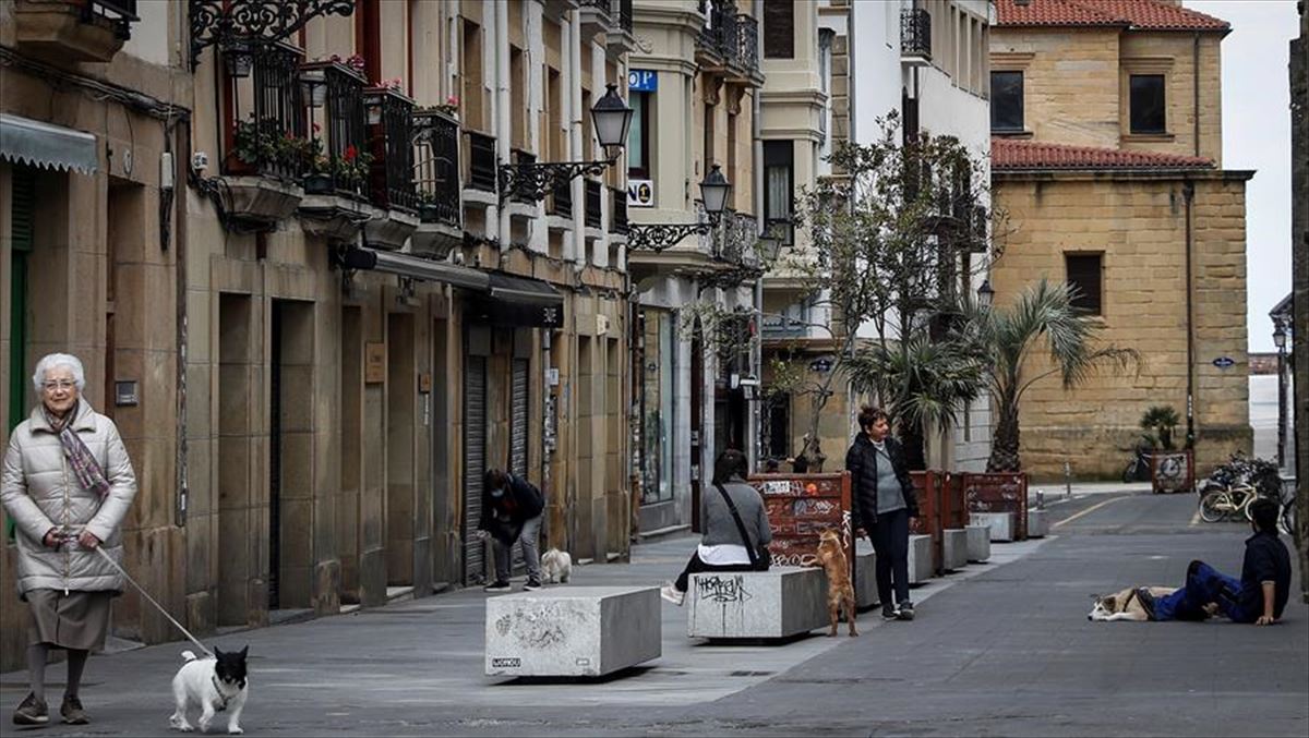 Vecinos de la Parte Vieja de San Sebastián pasean a sus perros 