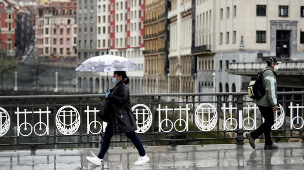 Dos personas, en el Puente del Arenal, de Bilbao