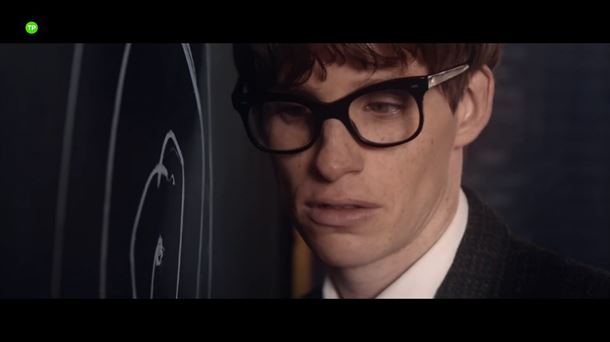 Eddie Redmayne aktorea Stephen Hawikingen paperean 'La teoria del todo' filmaren irudi batean