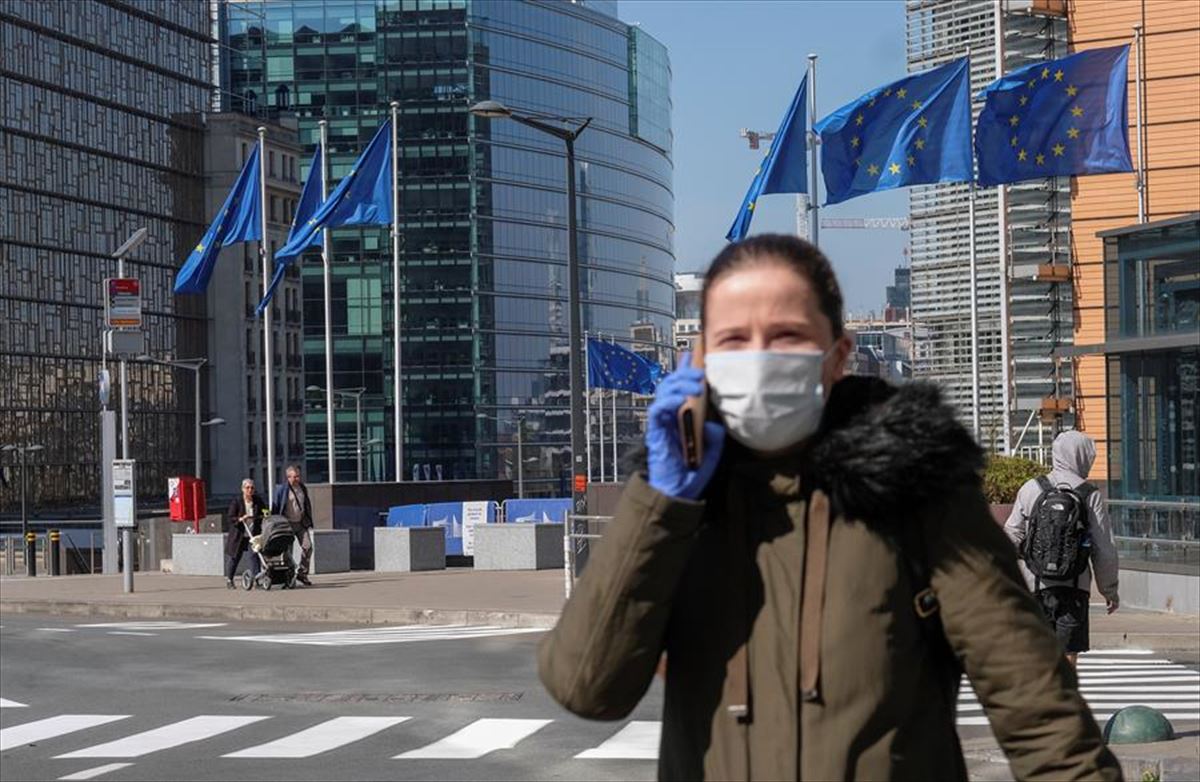 Una mujer circula junto a las instituciones europeas en Bruselas