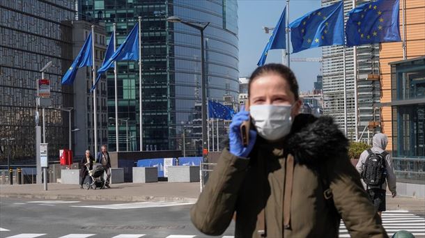 Una mujer circula junto a las instituciones europeas en Bruselas