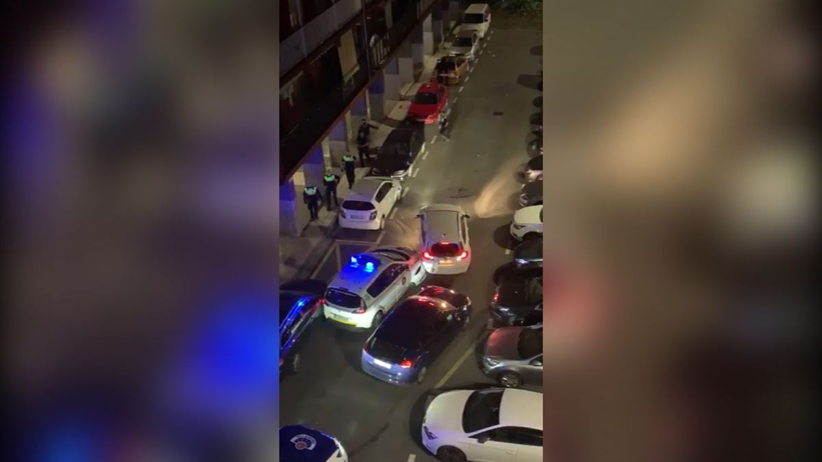 El conductor chocó contra los vehículos de los agentes y los coches estacionados en la calle.