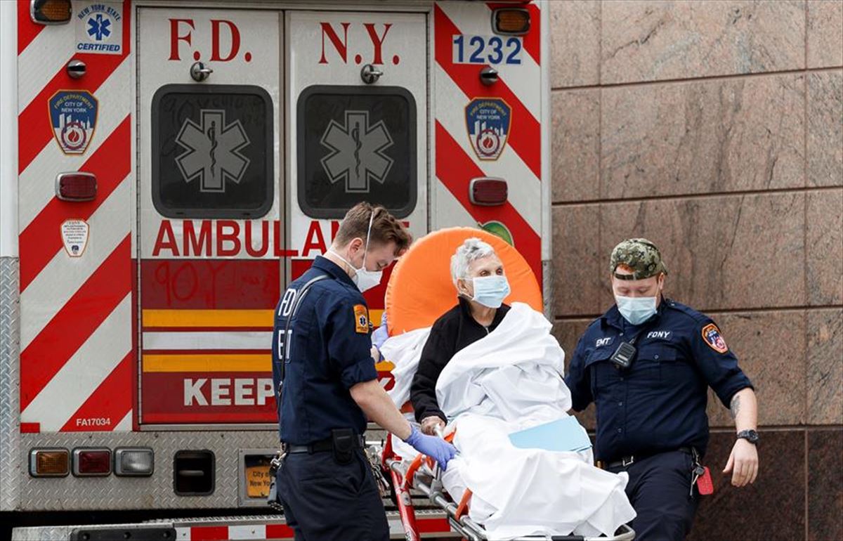 Sanitarios neoyorquinos trasladan a una neoyorquina con oronavirus en ambulancia