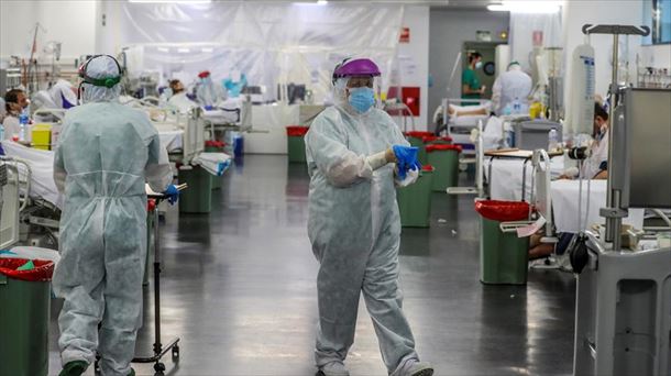 Médicos trabajando contra el COVID-19 en Madrid.