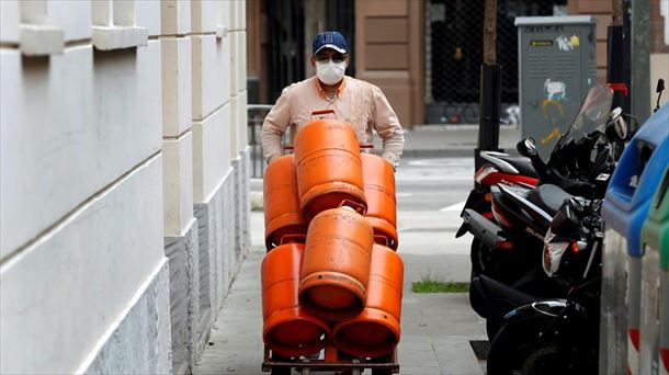 Un trabajador reparte bombonas de butano. 