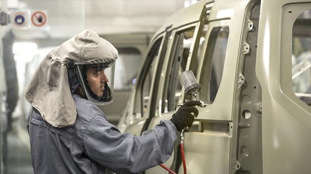 Un trabajador en una empresa automovilística. 