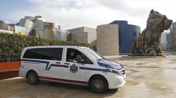 Una patrulla de la ertzaintza custodia en Museo Guggenheim de Bilbao