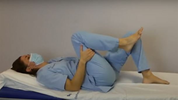 Una profesional de la fisioterapia haciendo los ejercicios