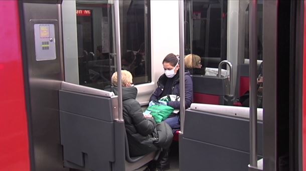 Una persona, con mascarilla, en el Metro de Bilbao.