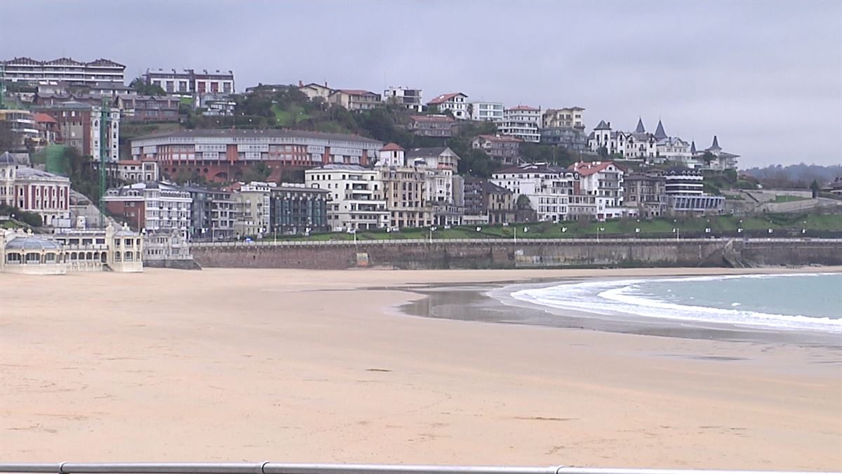 La playa de la Concha, vacía.