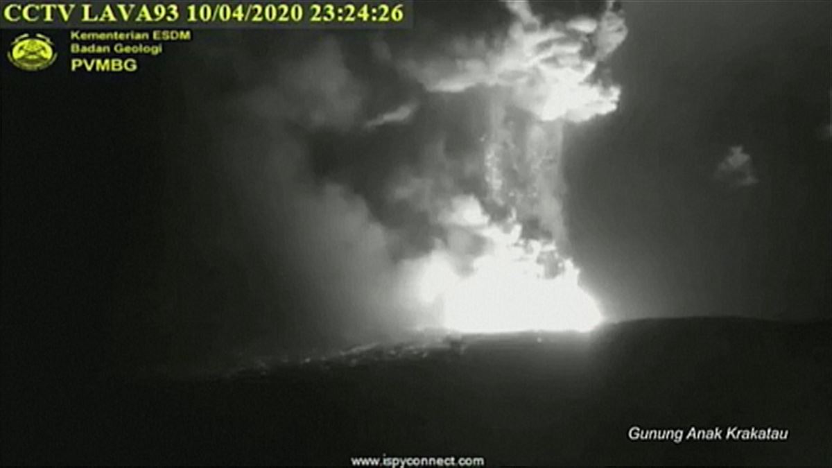 El volcán ha expulsado una columna de cenizas de 500 metros hacia el cielo.