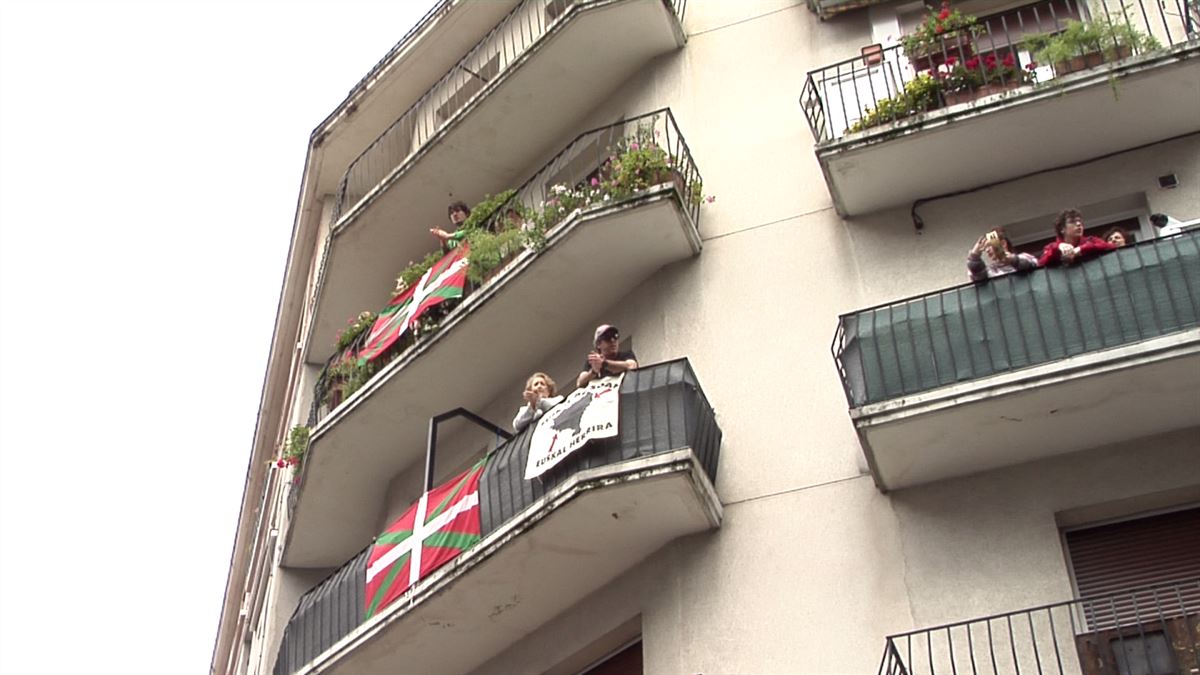 Los ciudadanos han celebrado en Aberri Eguna en balcones y ventanas.