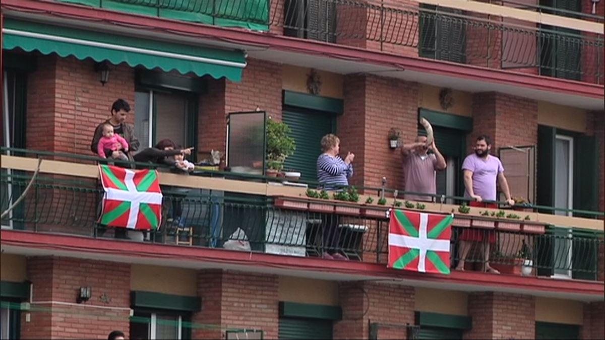 El Aberri Eguna se ha celebrado este año en los balcones de casa.