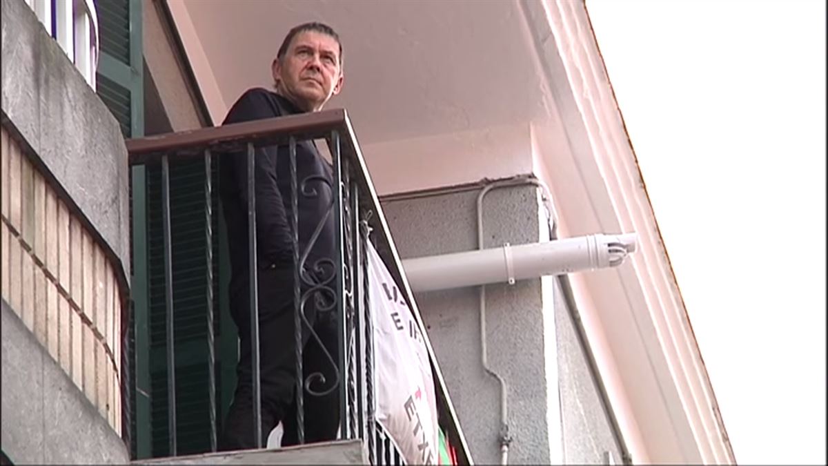 Arnaldo Otegi, en el balcón de su casa.