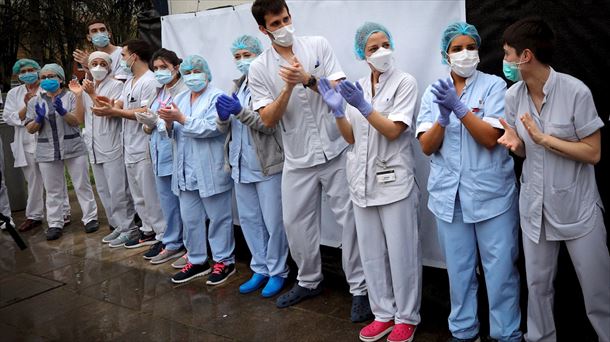 Profesionales sanitarios a las puertas de un hospital.