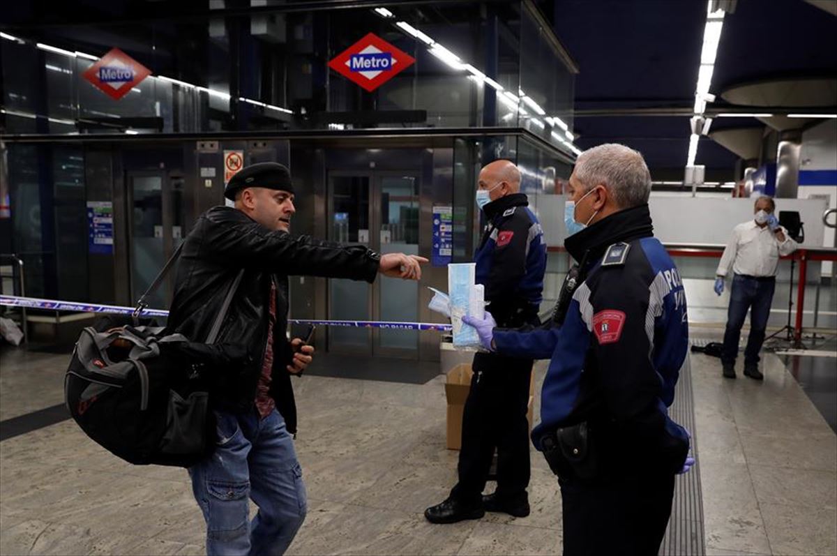 Reparto de mascarillas en el metro de Madrid