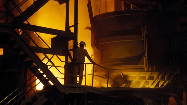 Un operario trabajando en una compañía industrial