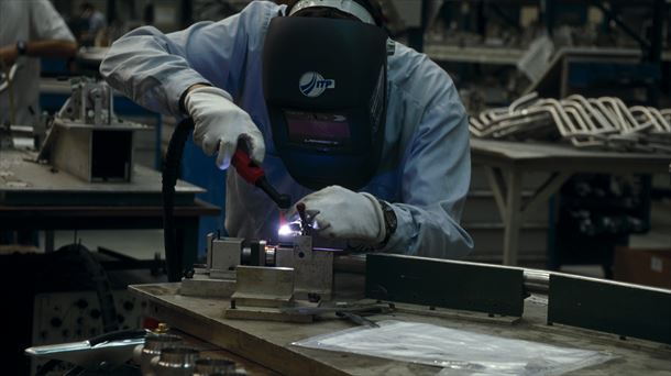 Una persona trabajando en el sector industrial. 