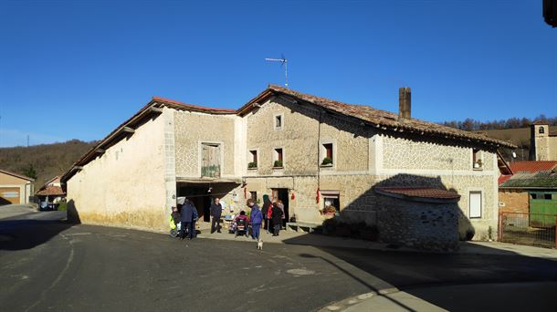 El teléfono, la  mejor "receta" para los mayores de Donemiliaga y Valle de Arana 