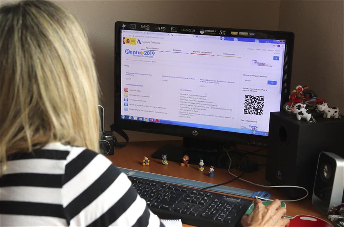 Una mujer realiza su declaración de la renta por Internet. Foto: EFE
